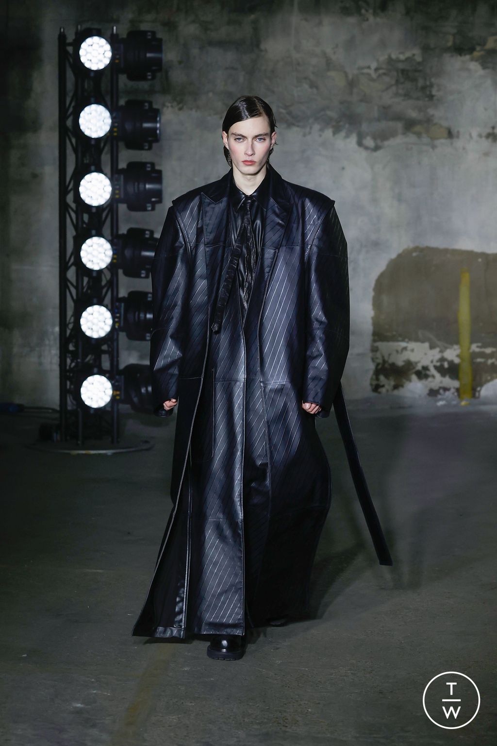 Fashion Week Paris Fall/Winter 2023 look 43 from the Songzio collection menswear