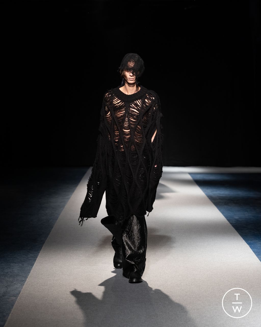 Fashion Week Paris Fall/Winter 2026 look 22 from the Songzio collection menswear