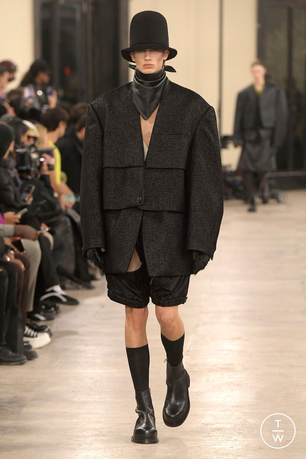 Fashion Week Paris Fall/Winter 2024 look 1 de la collection Songzio menswear