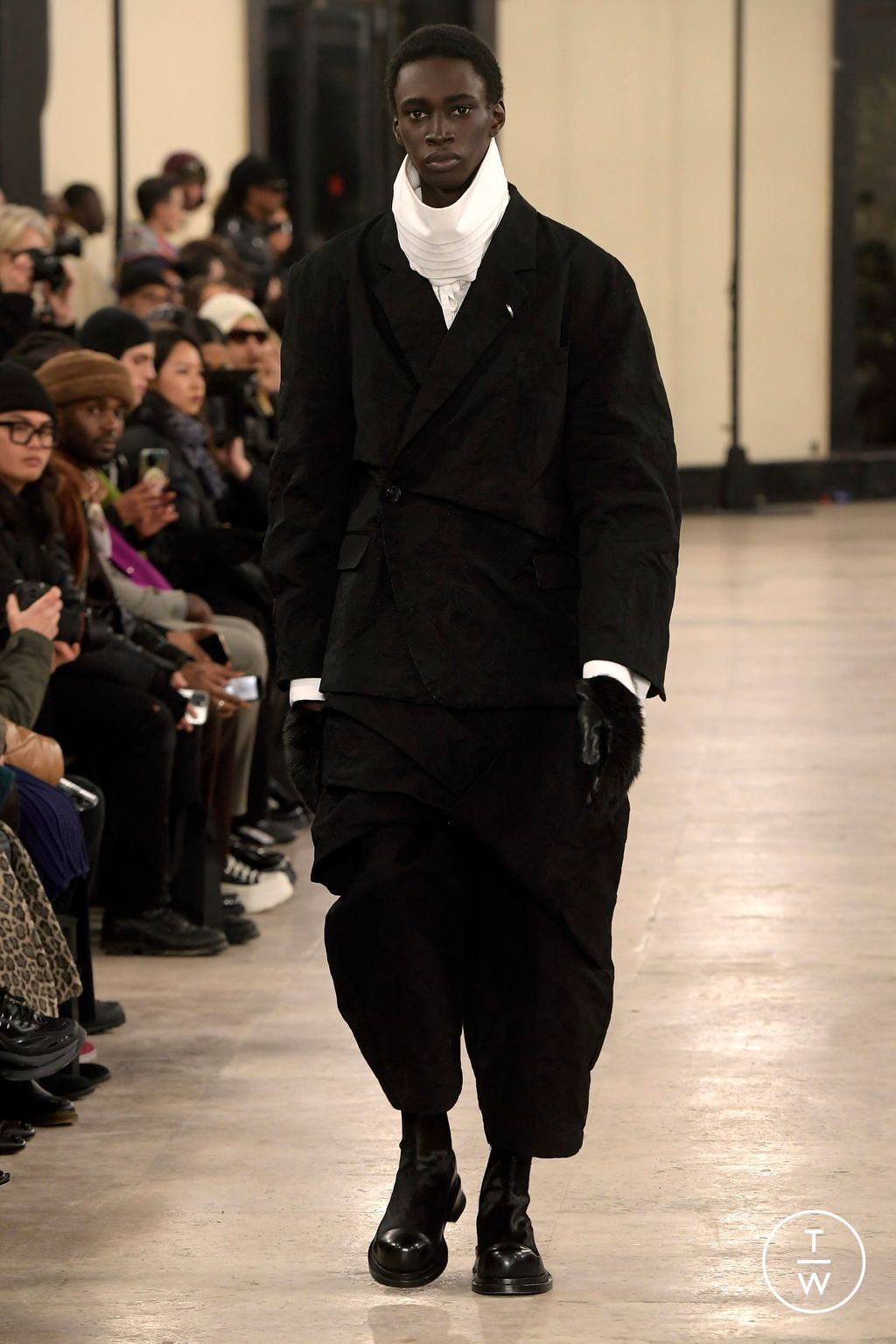 Fashion Week Paris Fall/Winter 2024 look 14 from the Songzio collection 男装