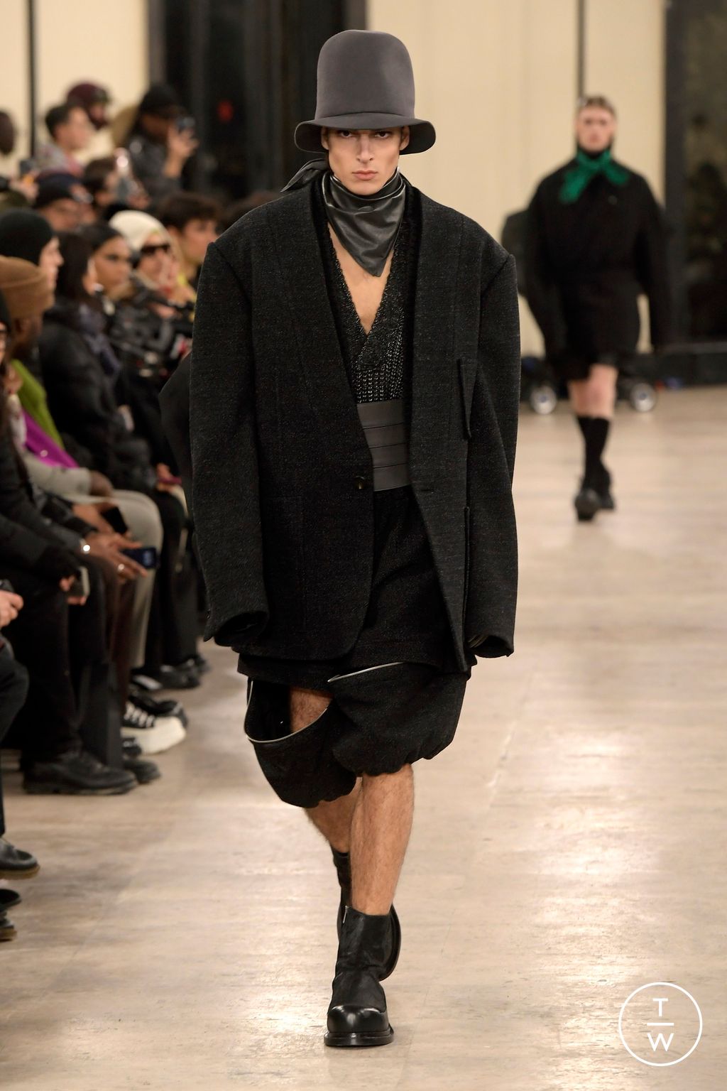 Fashion Week Paris Fall/Winter 2024 look 16 de la collection Songzio menswear