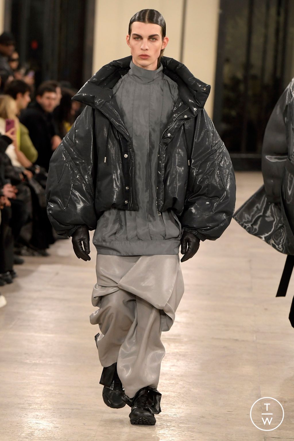 Fashion Week Paris Fall/Winter 2024 look 26 from the Songzio collection 男装