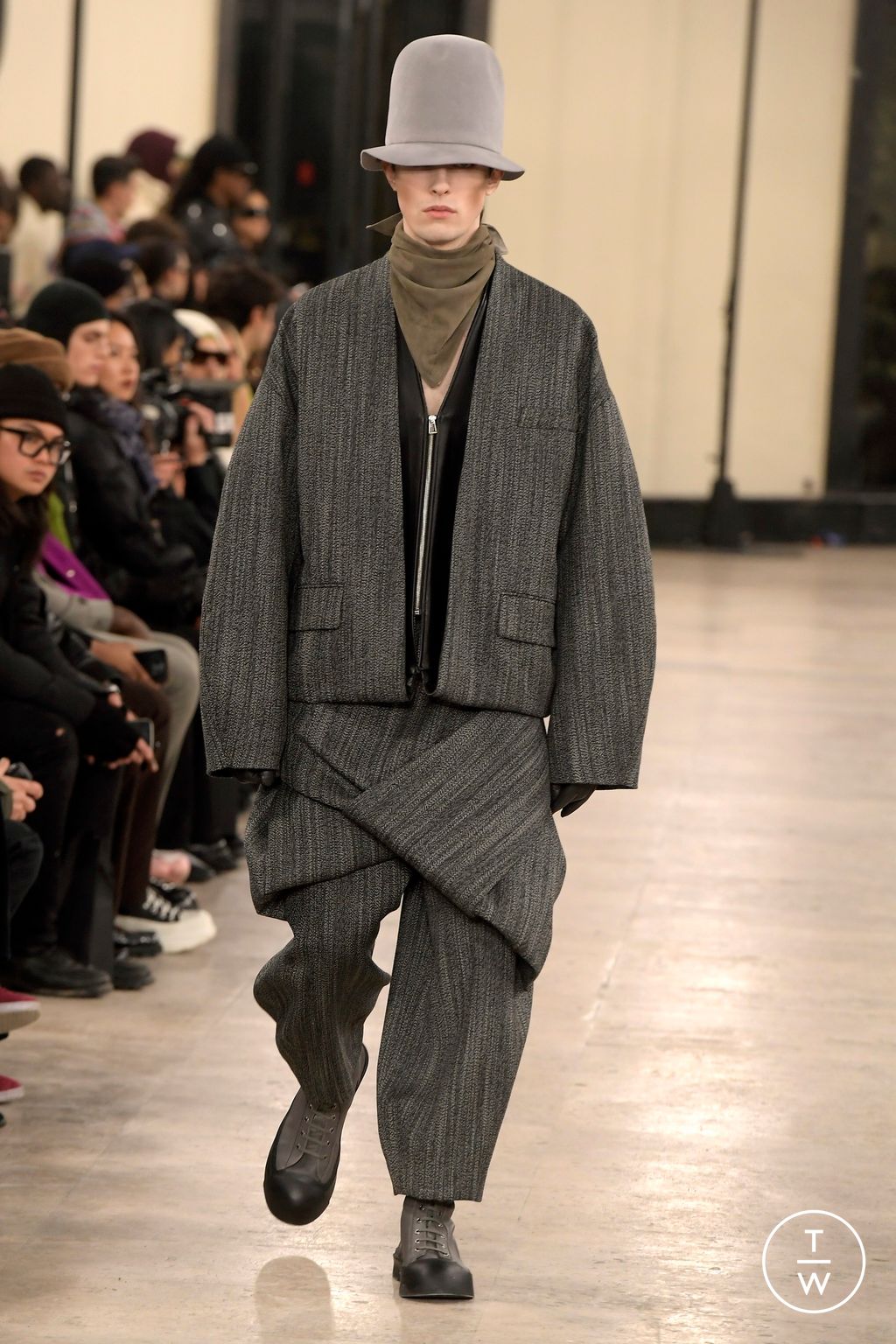 Fashion Week Paris Fall/Winter 2024 look 30 from the Songzio collection menswear