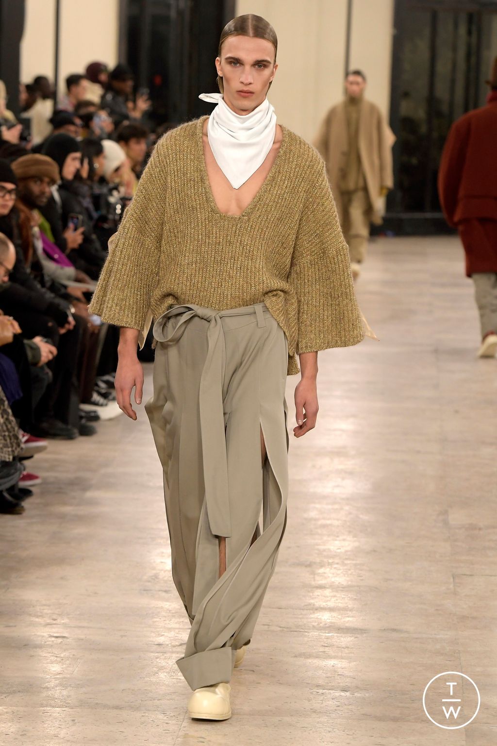 Fashion Week Paris Fall/Winter 2024 look 33 from the Songzio collection 男装