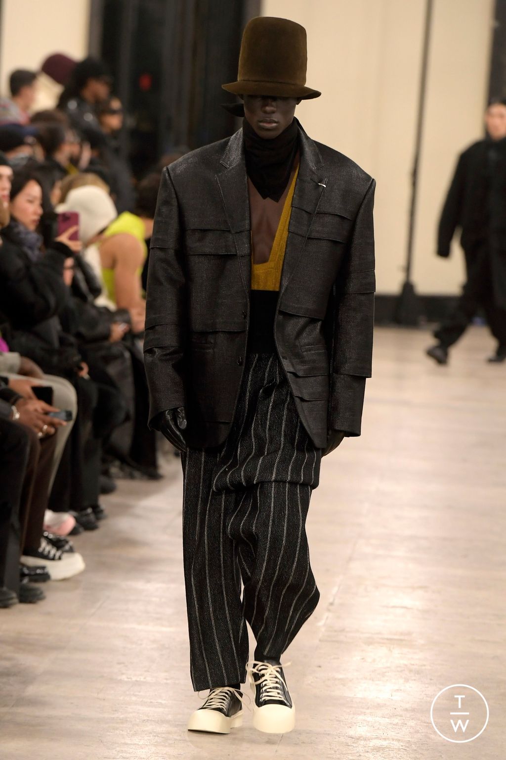 Fashion Week Paris Fall/Winter 2024 look 38 from the Songzio collection menswear