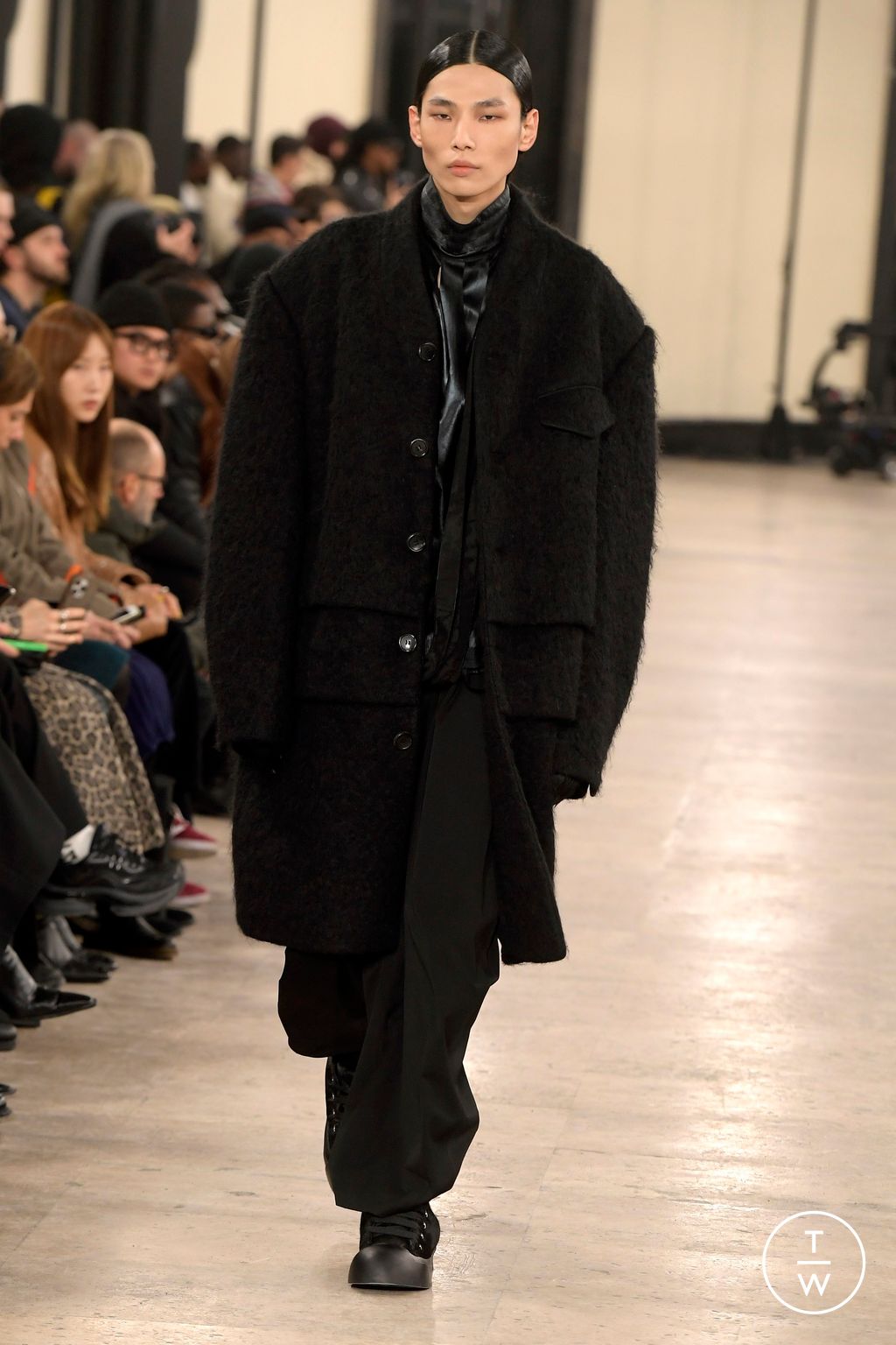 Fashion Week Paris Fall/Winter 2024 look 39 from the Songzio collection 男装