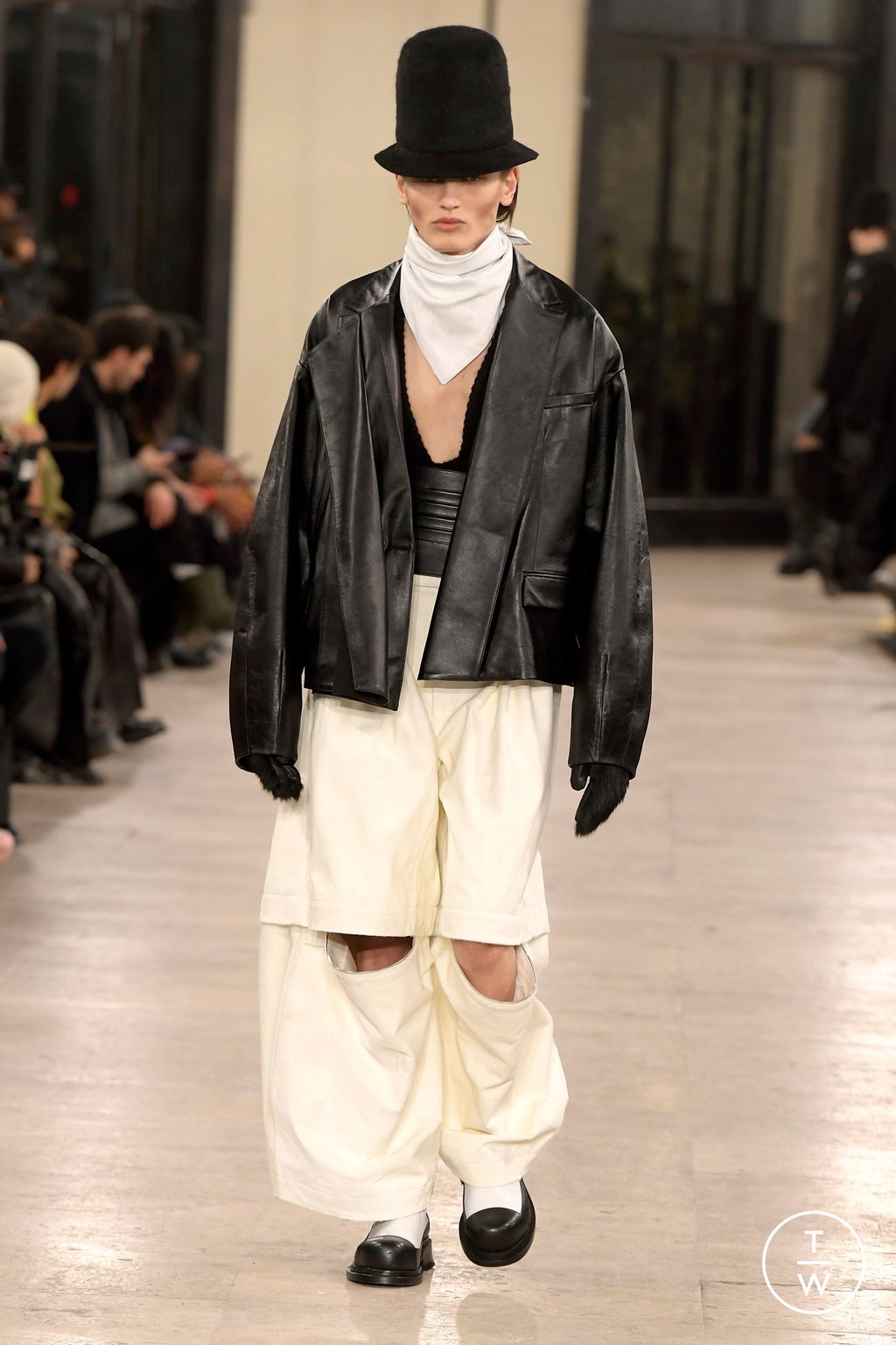Fashion Week Paris Fall/Winter 2024 look 48 de la collection Songzio menswear