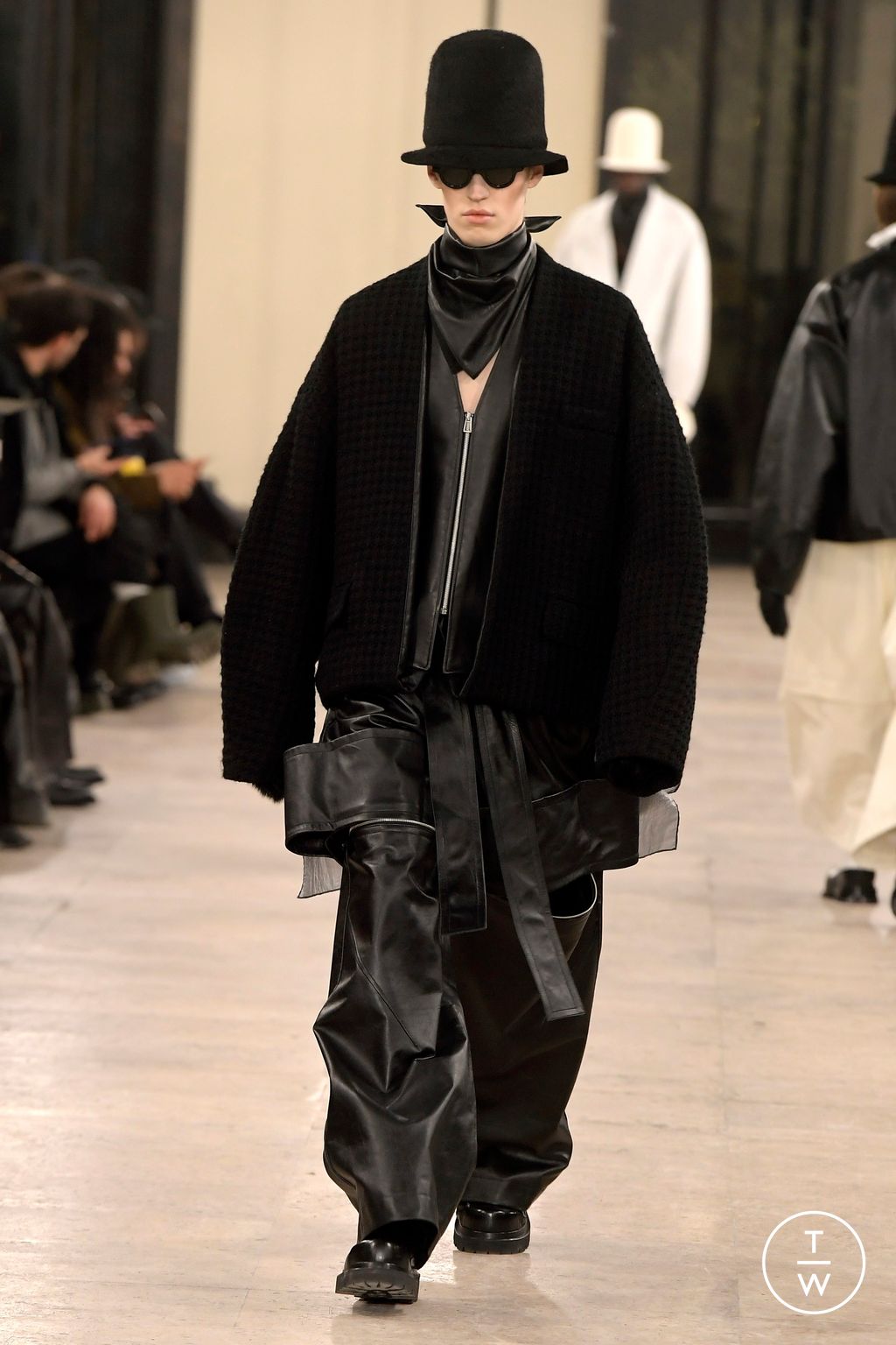 Fashion Week Paris Fall/Winter 2024 look 49 de la collection Songzio menswear