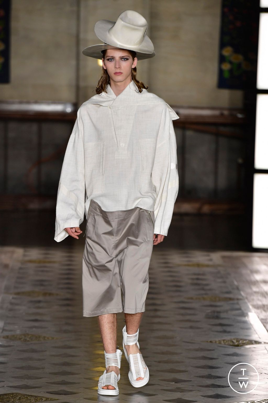 Fashion Week Paris Spring/Summer 2023 look 17 from the Songzio collection menswear