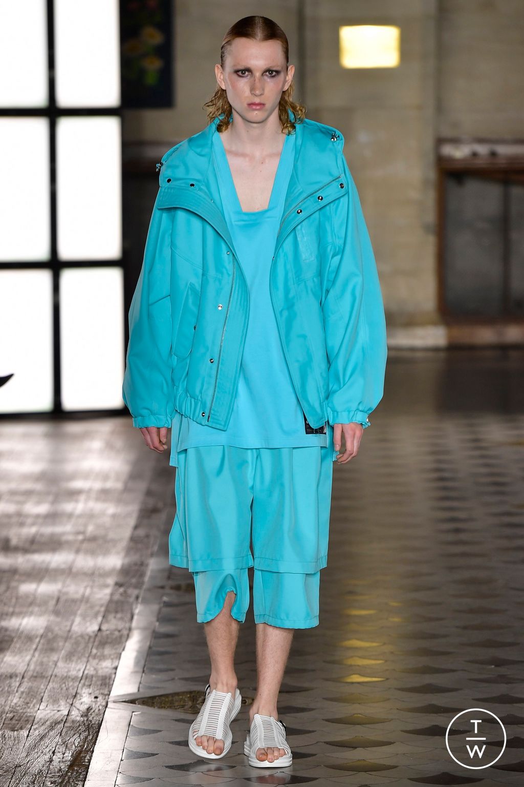 Fashion Week Paris Spring/Summer 2023 look 21 from the Songzio collection 男装