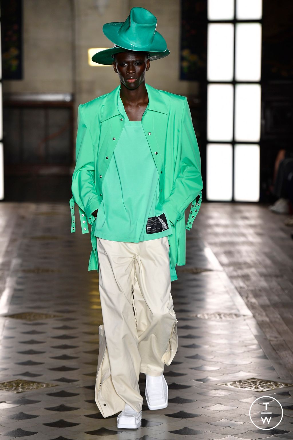 Fashion Week Paris Spring/Summer 2023 look 27 from the Songzio collection 男装