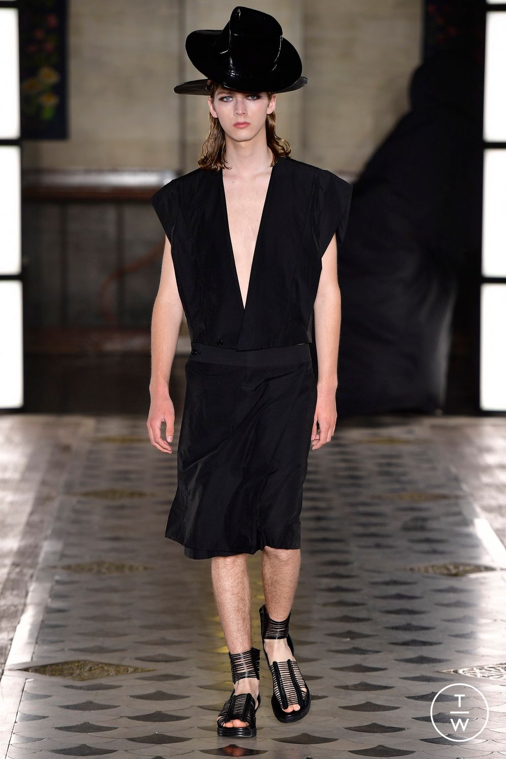 Fashion Week Paris Spring/Summer 2023 look 36 from the Songzio collection 男装