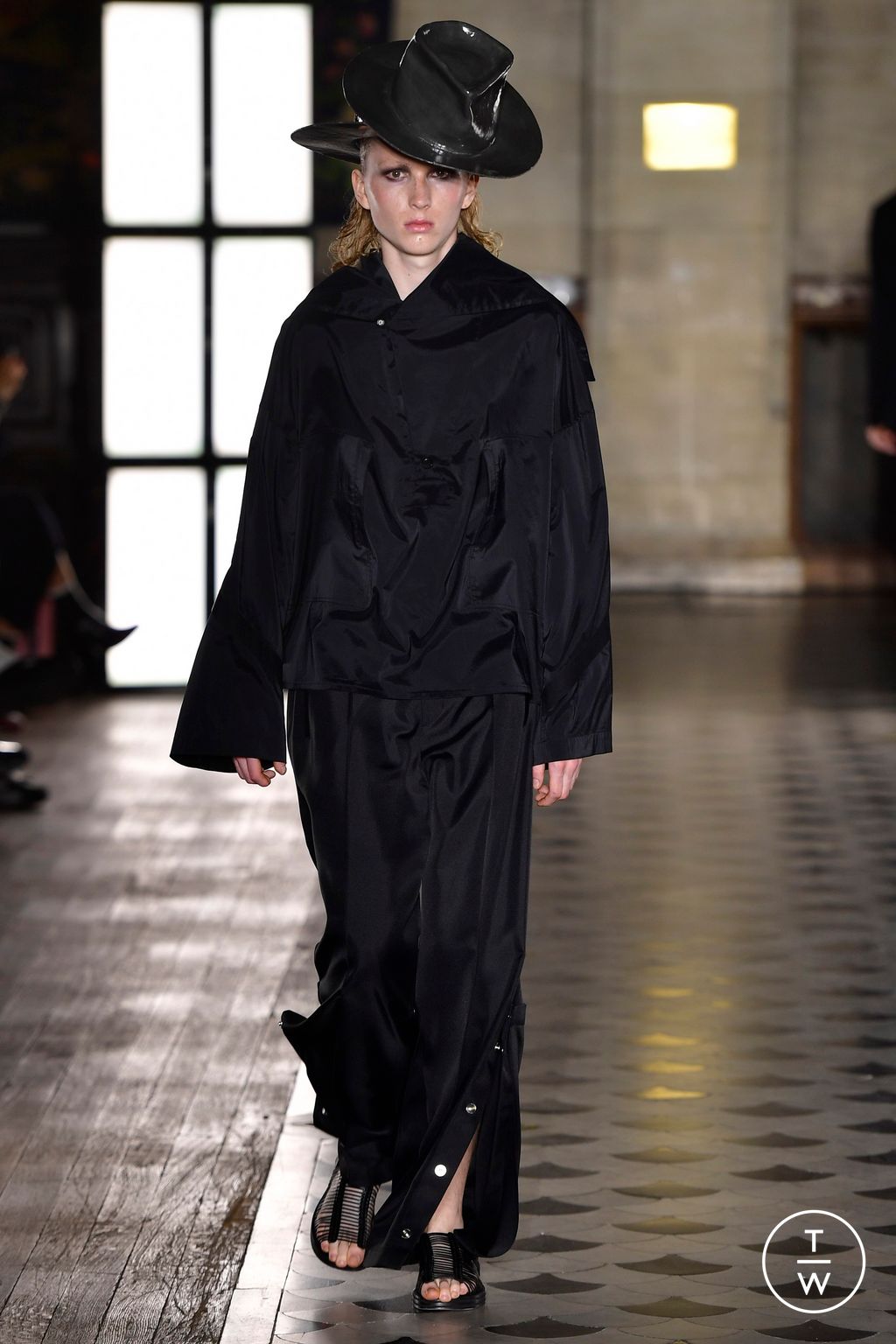 Fashion Week Paris Spring/Summer 2023 look 39 from the Songzio collection menswear