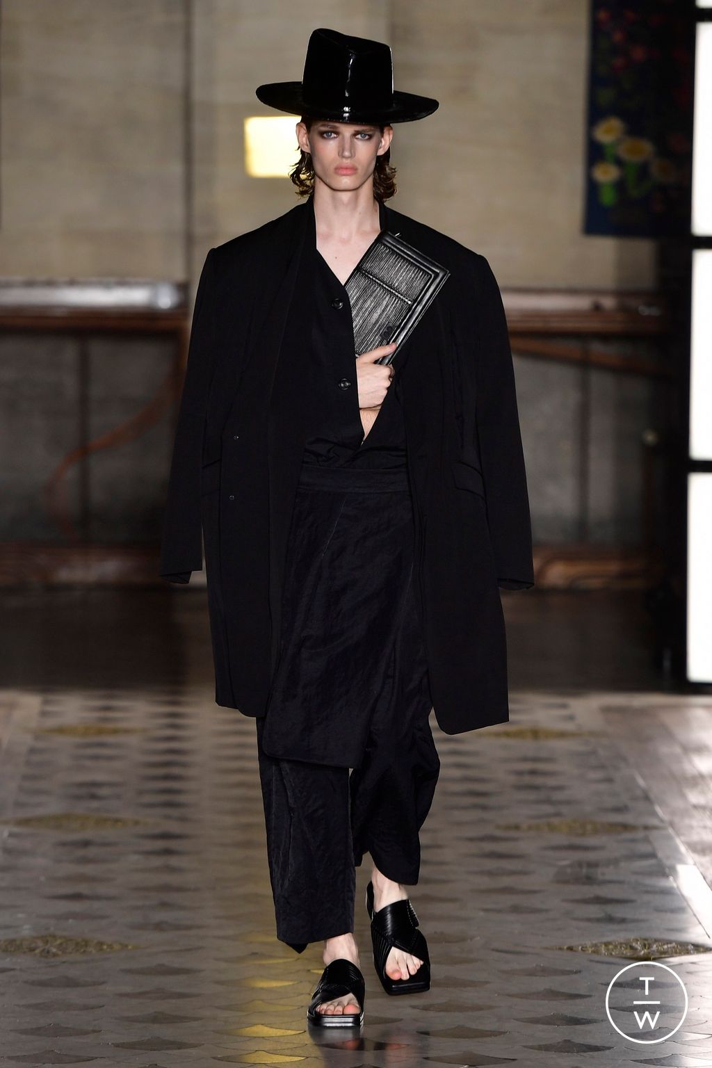 Fashion Week Paris Spring/Summer 2023 look 45 from the Songzio collection 男装