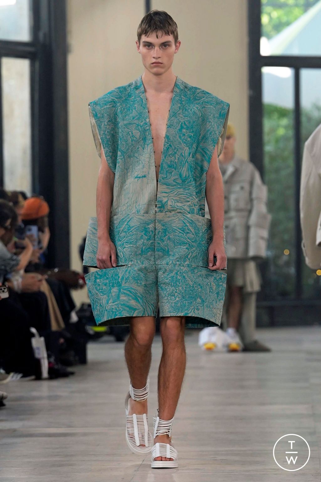 Fashion Week Paris Spring/Summer 2024 look 16 from the Songzio collection menswear