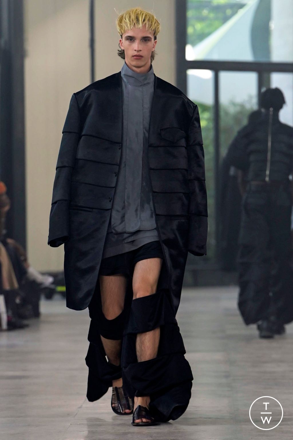 Fashion Week Paris Spring/Summer 2024 look 36 from the Songzio collection menswear