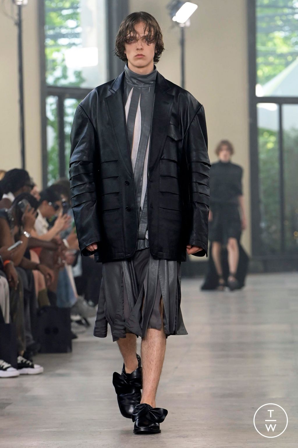 Fashion Week Paris Spring/Summer 2024 look 40 from the Songzio collection 男装