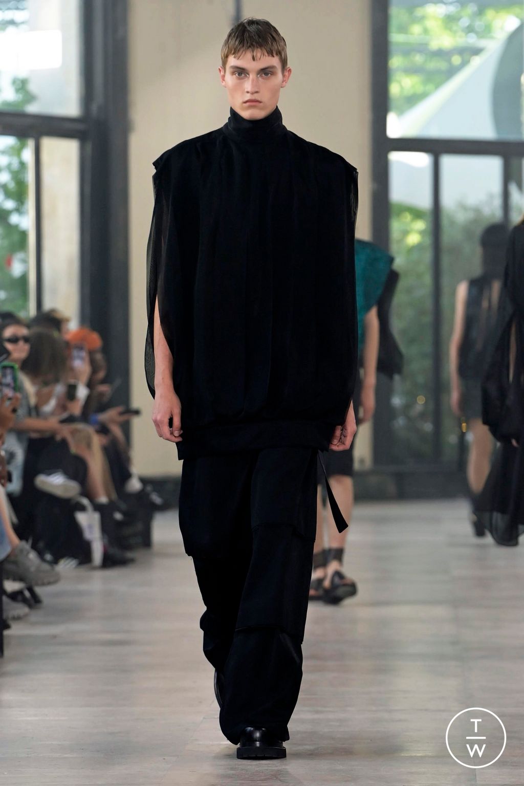 Fashion Week Paris Spring/Summer 2024 look 48 from the Songzio collection 男装