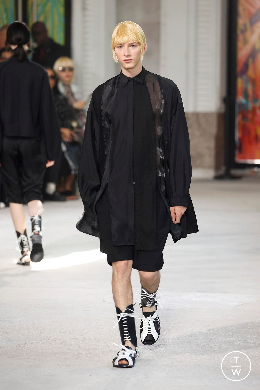 Fashion Week Paris Spring-Summer 2025 look 6 from the Songzio collection 男装