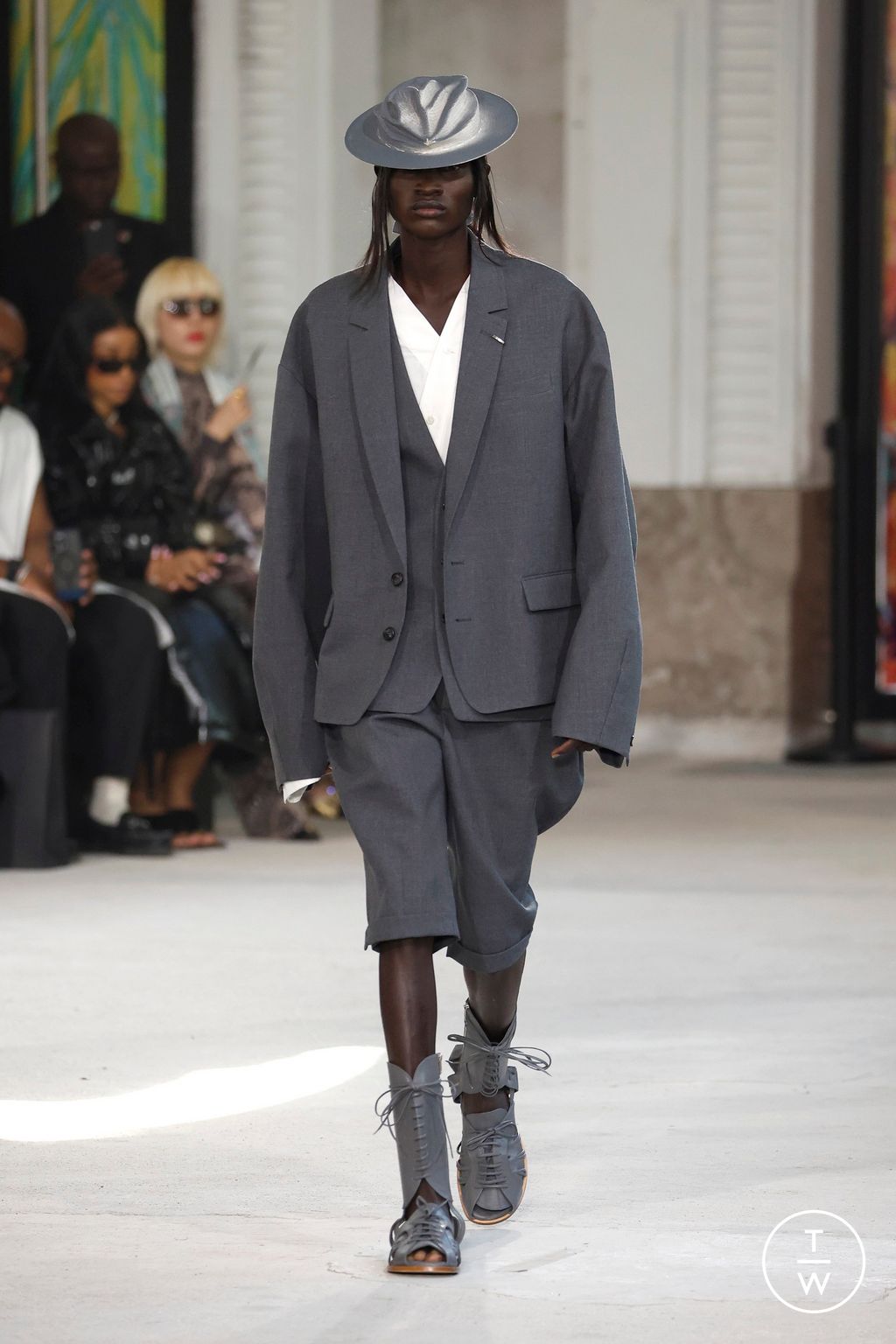 Fashion Week Paris Spring-Summer 2025 look 9 from the Songzio collection 男装