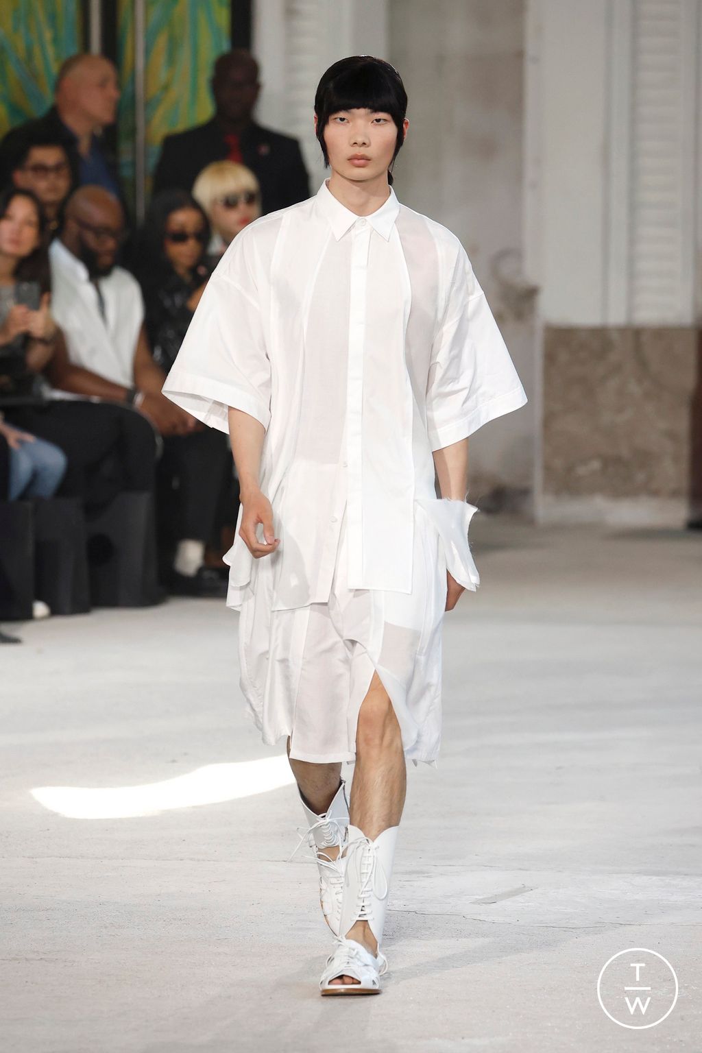 Fashion Week Paris Spring-Summer 2025 look 32 from the Songzio collection 男装