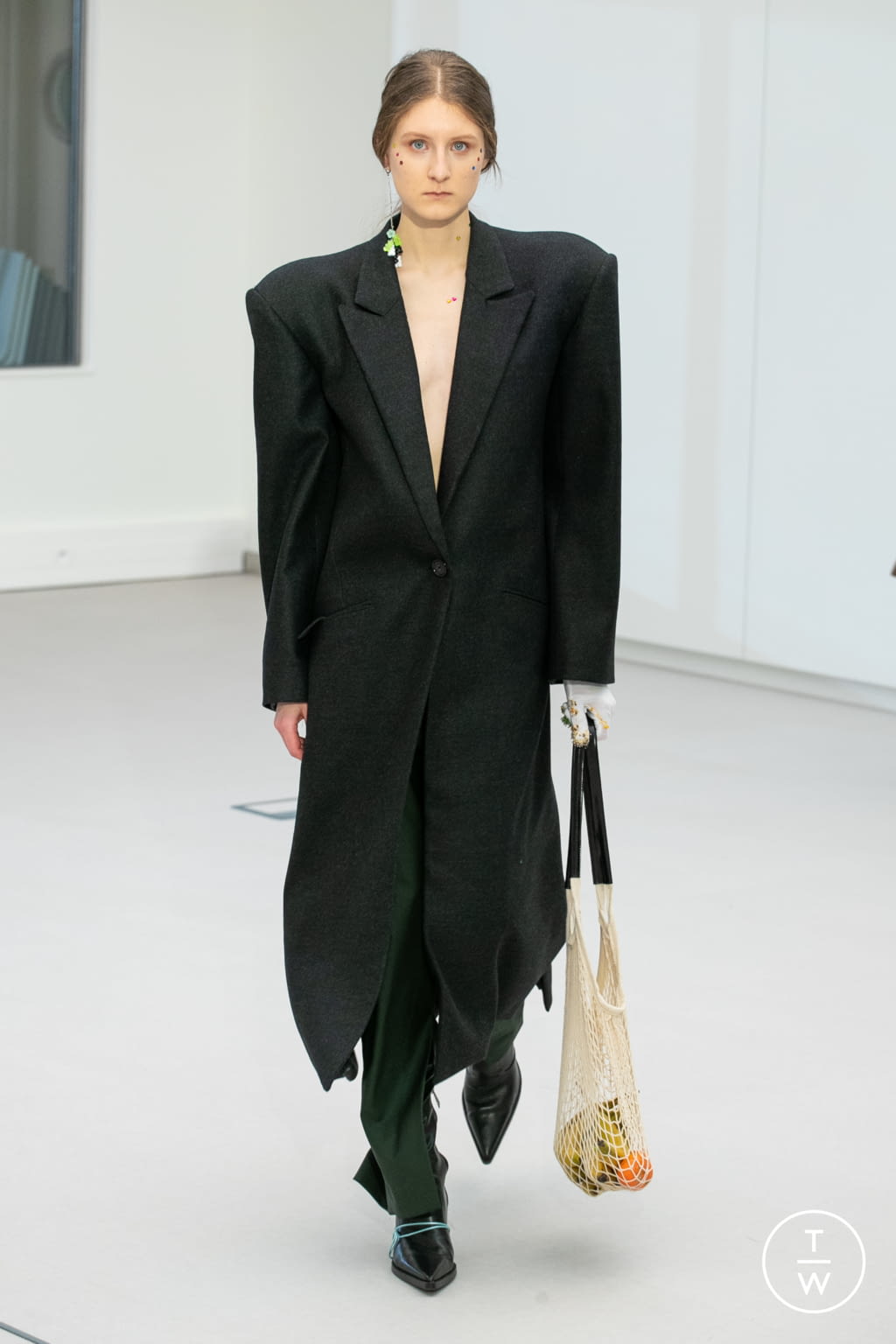 Fashion Week Paris Fall/Winter 2021 look 18 from the IFM PARIS collection 女装