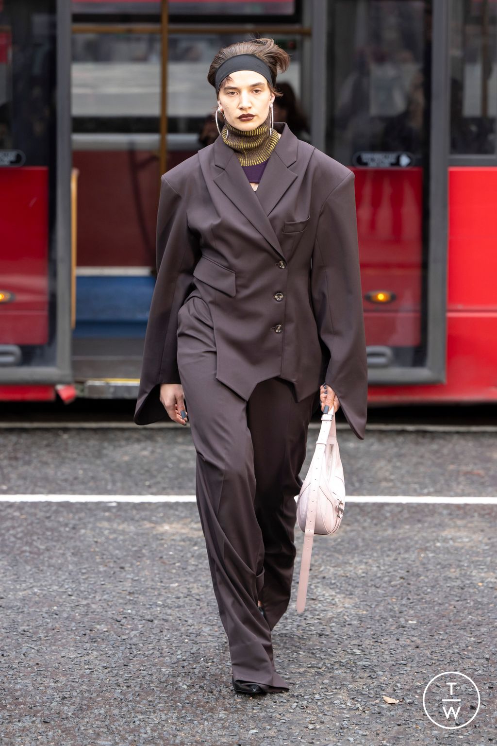 Fashion Week London Fall/Winter 2024 look 2 de la collection SRVC womenswear