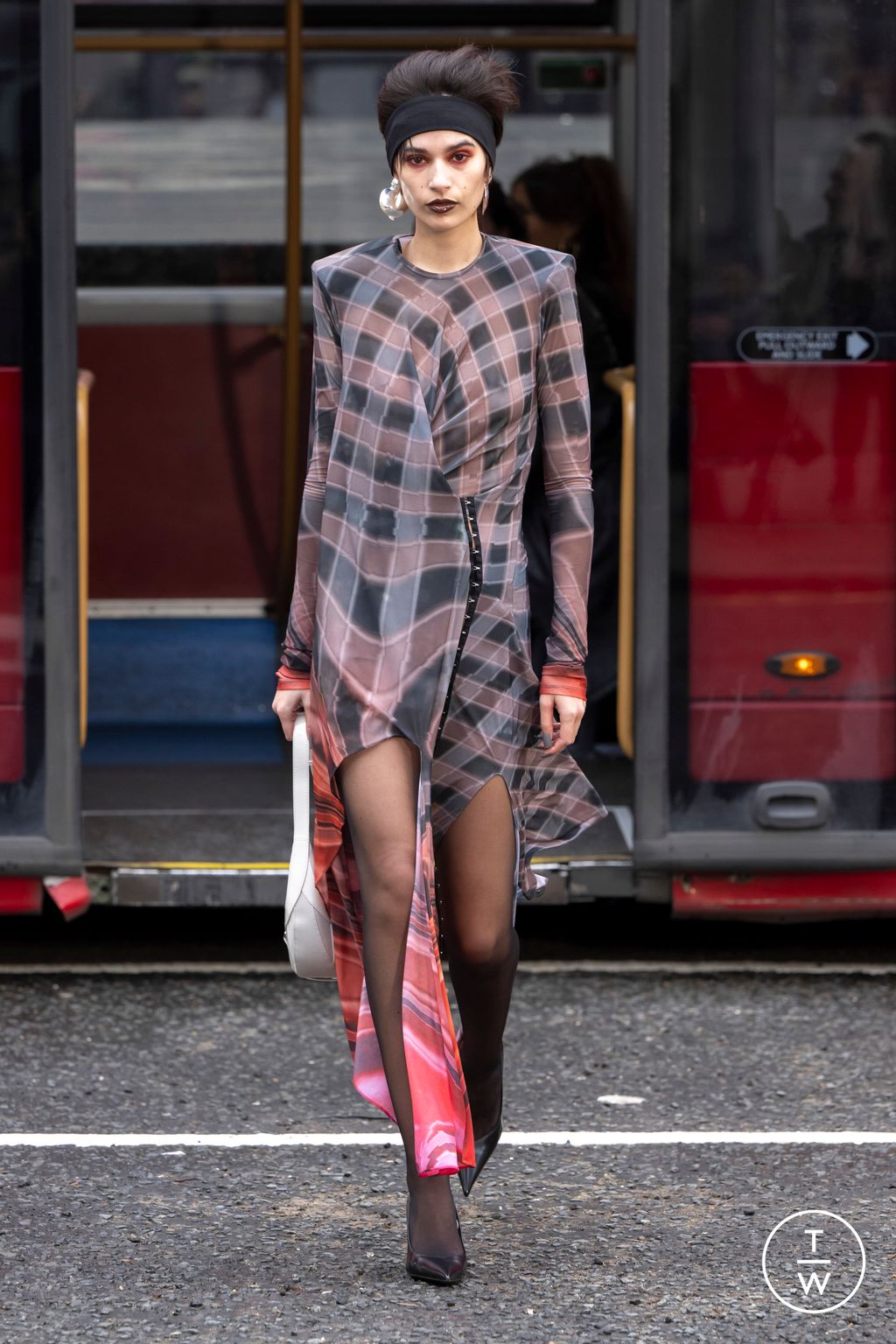 Fashion Week London Fall/Winter 2024 look 28 de la collection SRVC womenswear