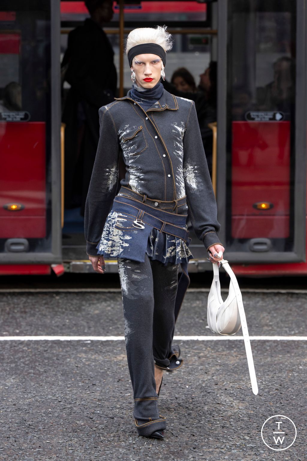 Fashion Week London Fall/Winter 2024 look 30 from the SRVC collection 女装