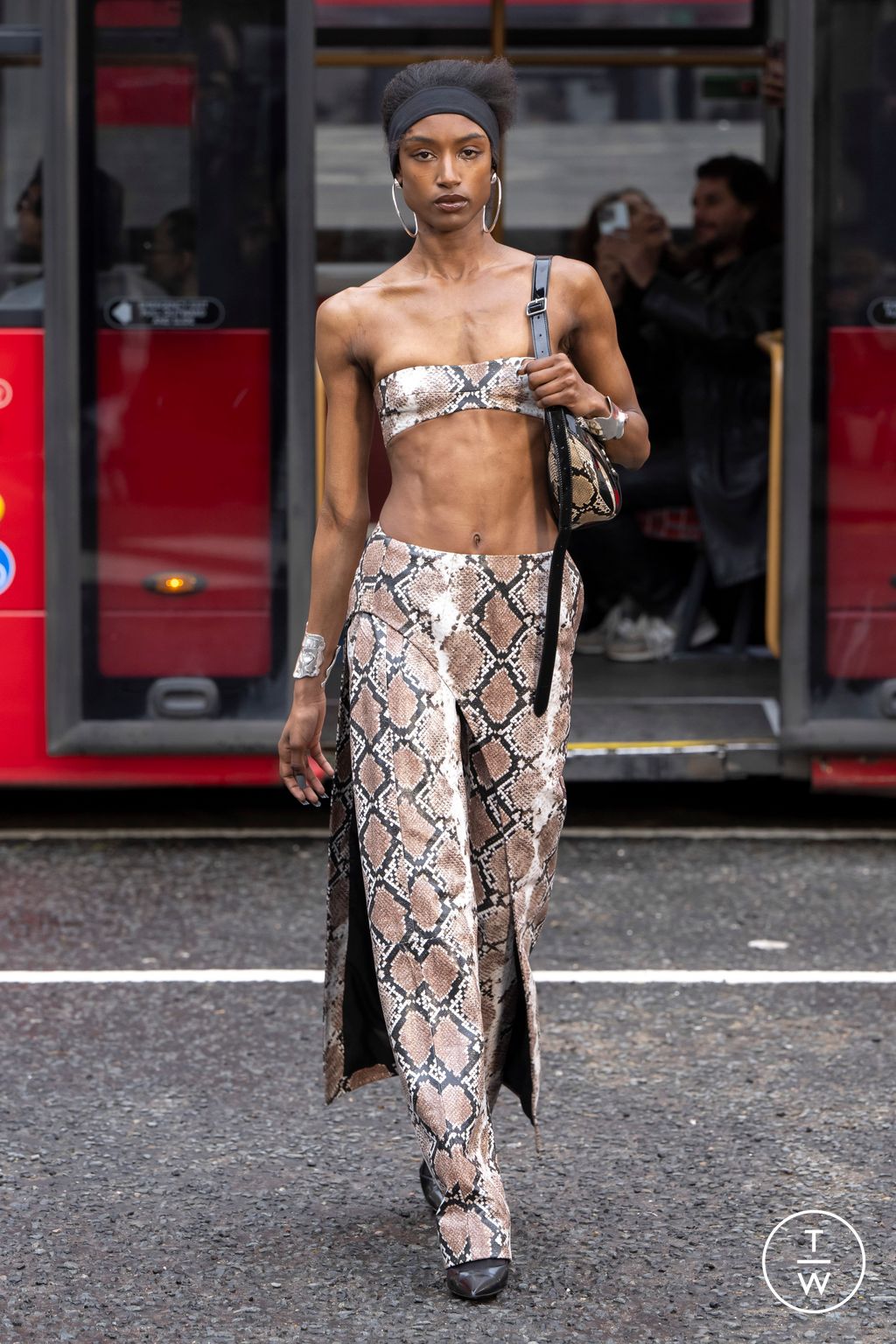 Fashion Week London Fall/Winter 2024 look 32 de la collection SRVC womenswear