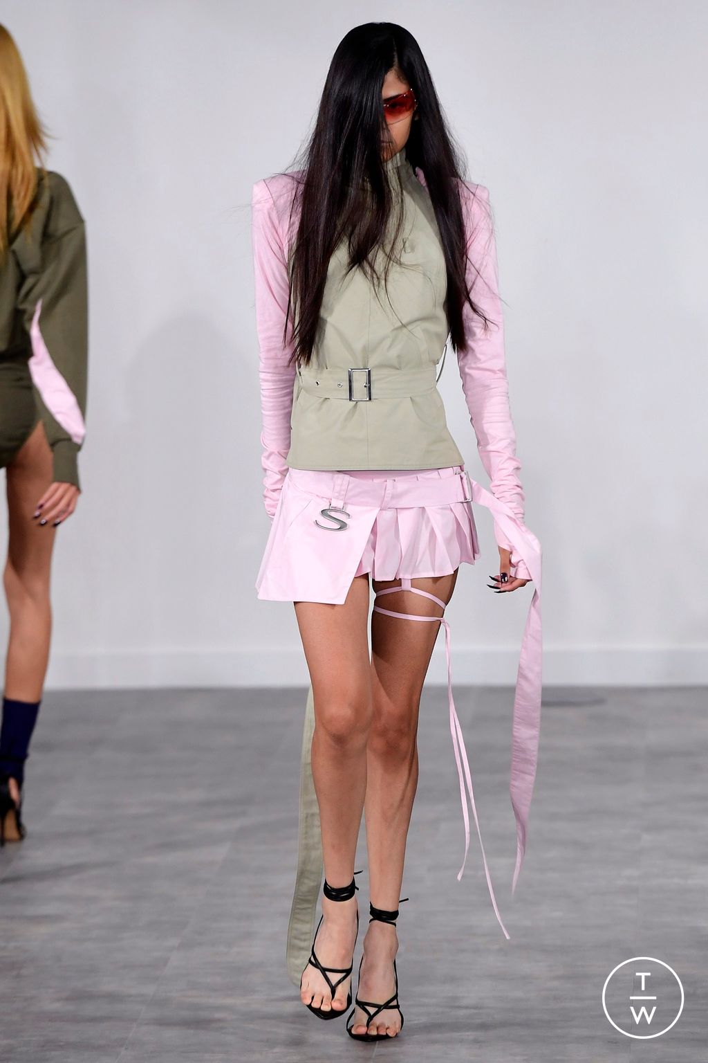 Fashion Week London Spring/Summer 2024 look 2 from the SRVC collection 女装