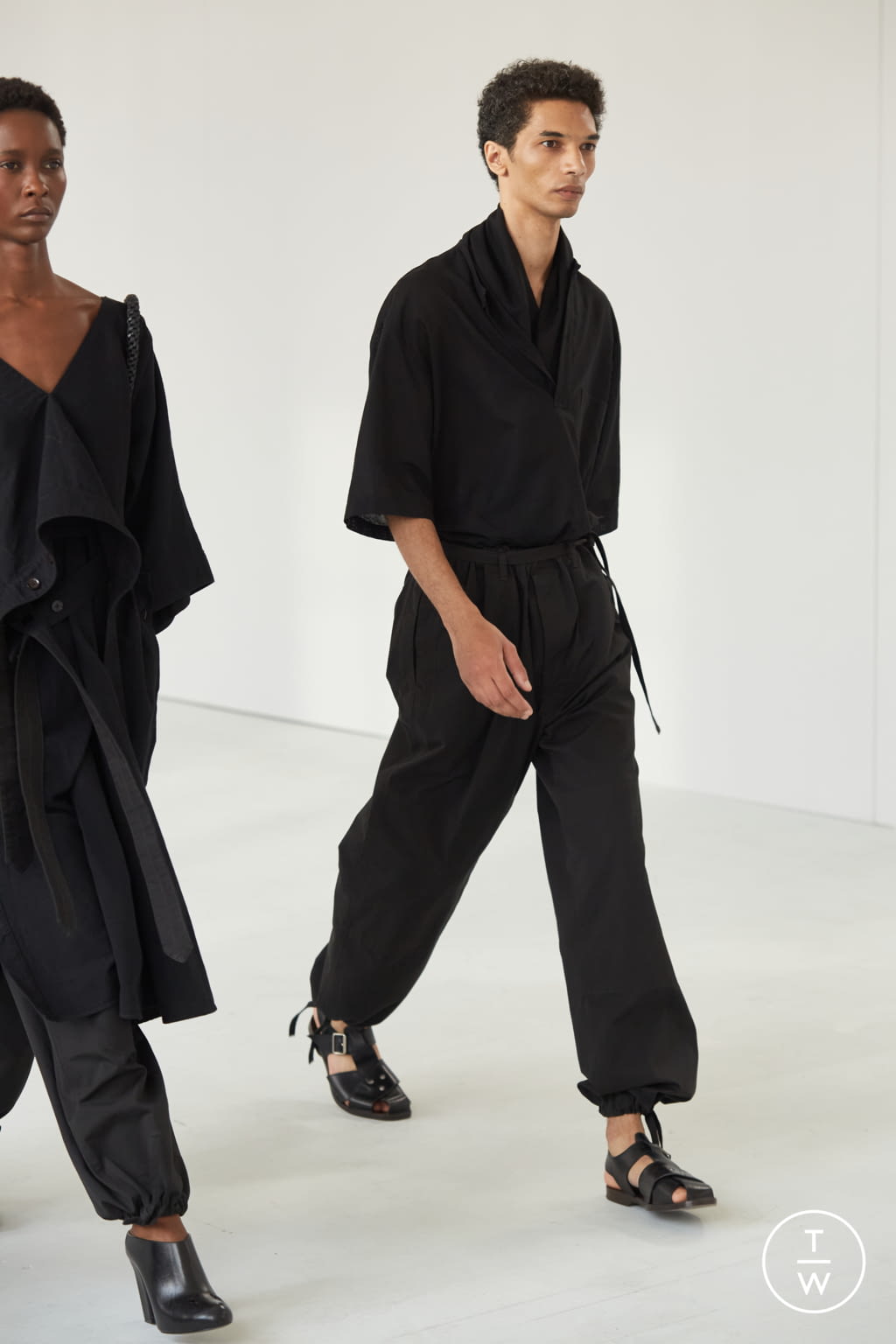Fashion Week Paris Spring/Summer 2021 look 30 de la collection Lemaire menswear