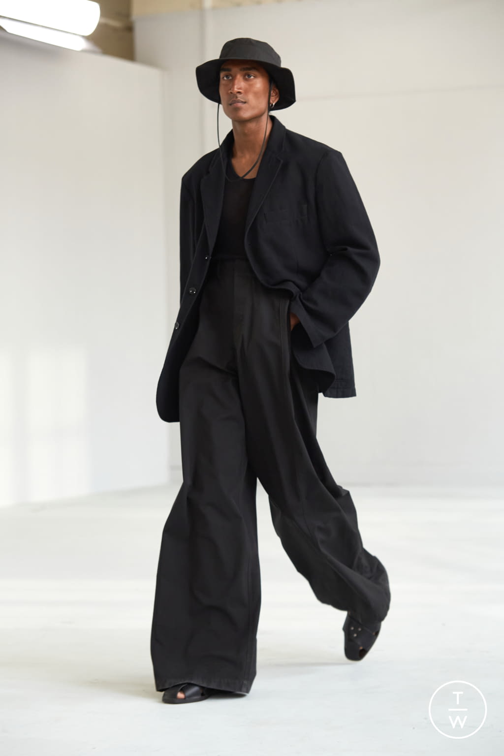 Fashion Week Paris Spring/Summer 2021 look 33 from the Lemaire collection menswear