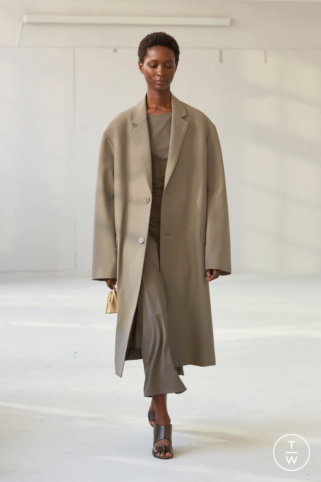 Fashion Week Paris Spring/Summer 2021 look 9 from the Lemaire collection menswear
