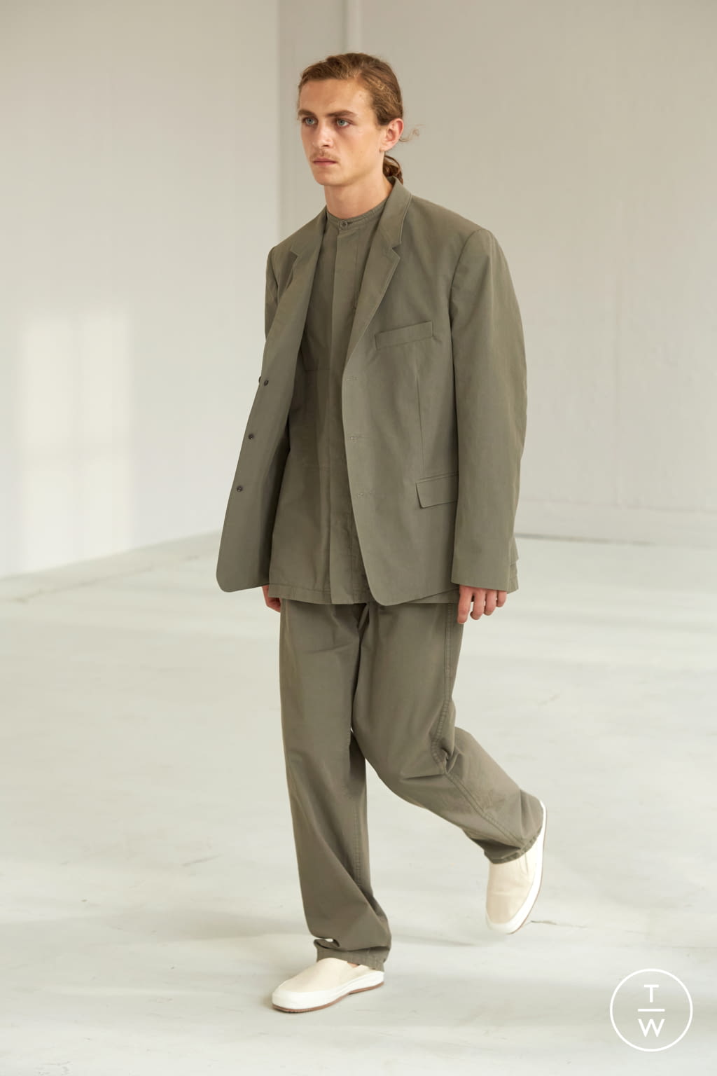 Fashion Week Paris Spring/Summer 2021 look 8 from the Lemaire collection menswear