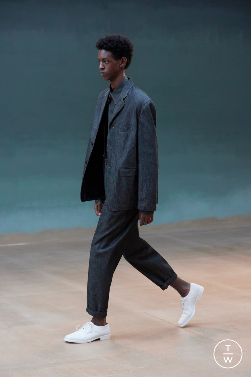 Fashion Week Paris Spring/Summer 2022 look 12 de la collection Lemaire menswear