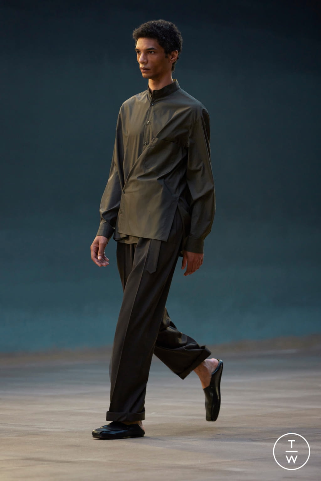 Fashion Week Paris Spring/Summer 2022 look 16 from the Lemaire collection 男装