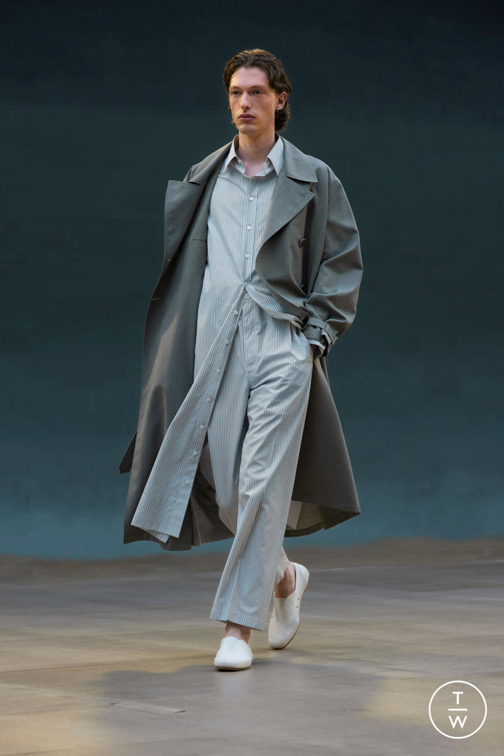 Fashion Week Paris Spring/Summer 2022 look 20 from the Lemaire collection 男装