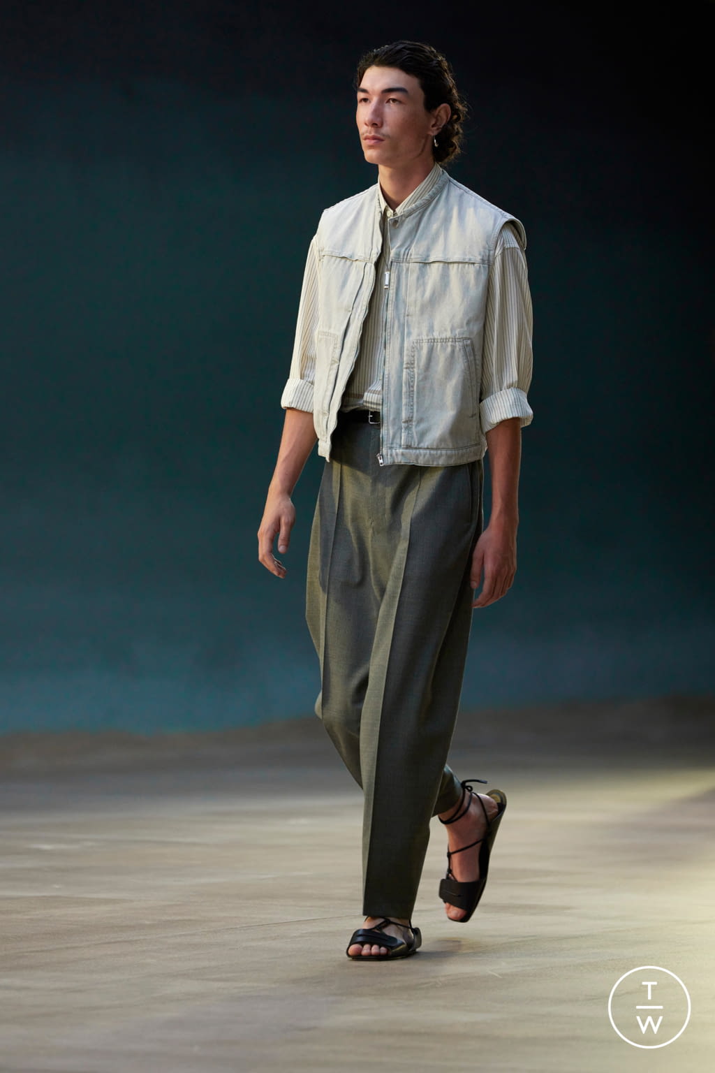 Fashion Week Paris Spring/Summer 2022 look 21 from the Lemaire collection 男装