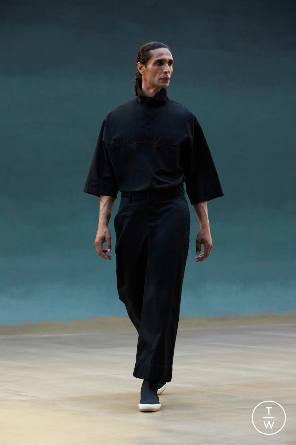 Fashion Week Paris Spring/Summer 2022 look 25 from the Lemaire collection 男装