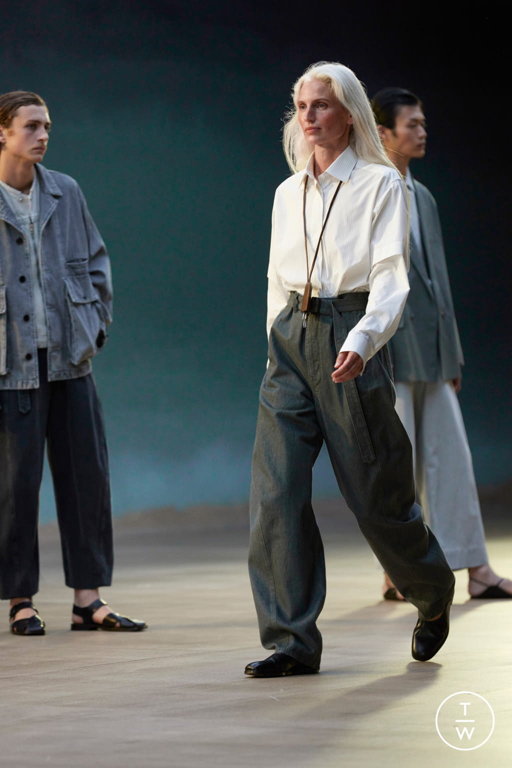 Fashion Week Paris Spring/Summer 2022 look 26 from the Lemaire collection 男装
