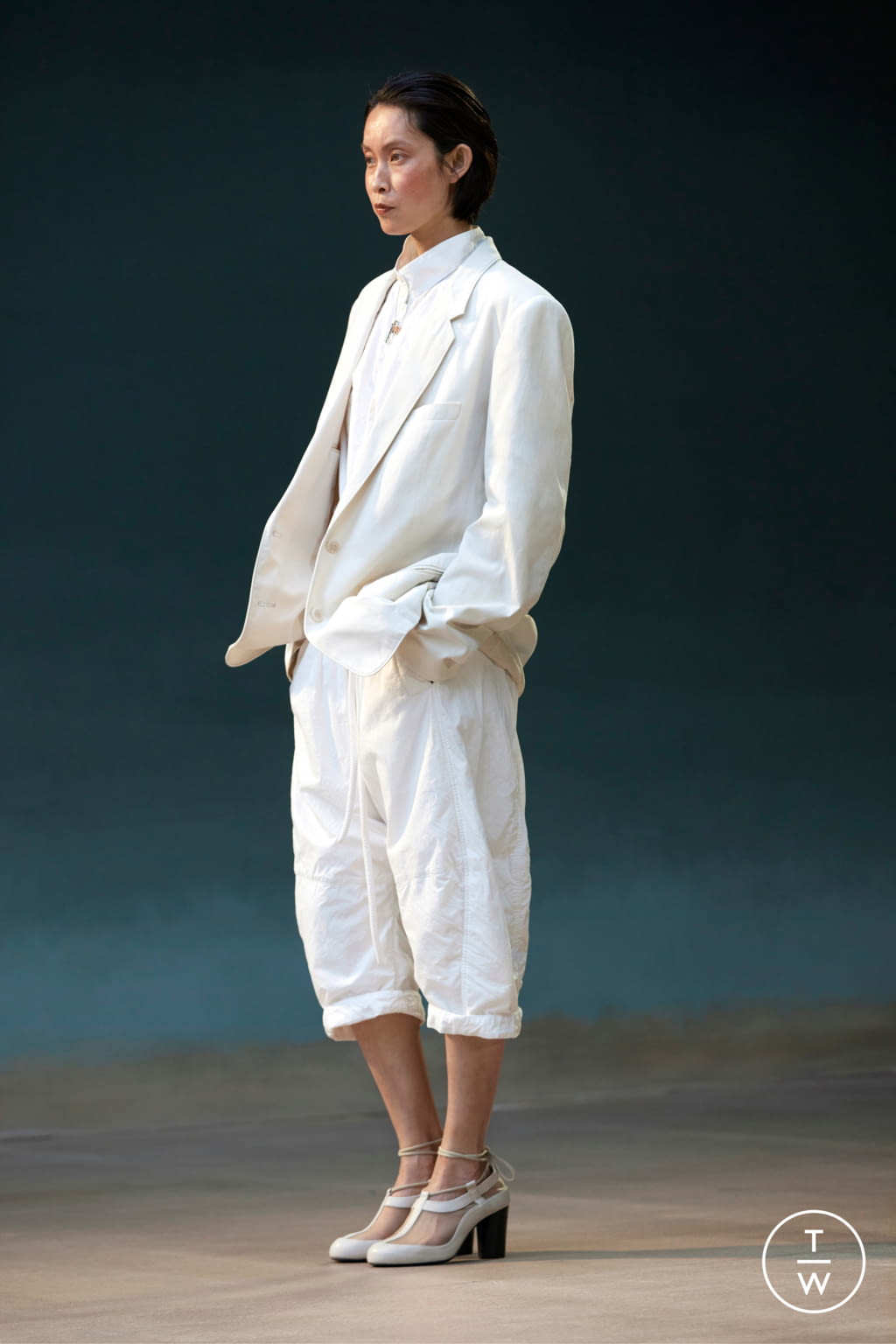 Fashion Week Paris Spring/Summer 2022 look 31 from the Lemaire collection 男装