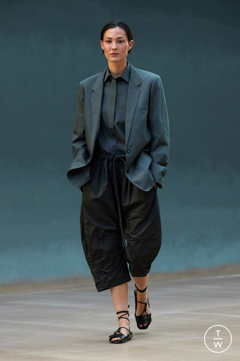 Fashion Week Paris Spring/Summer 2022 look 32 from the Lemaire collection menswear