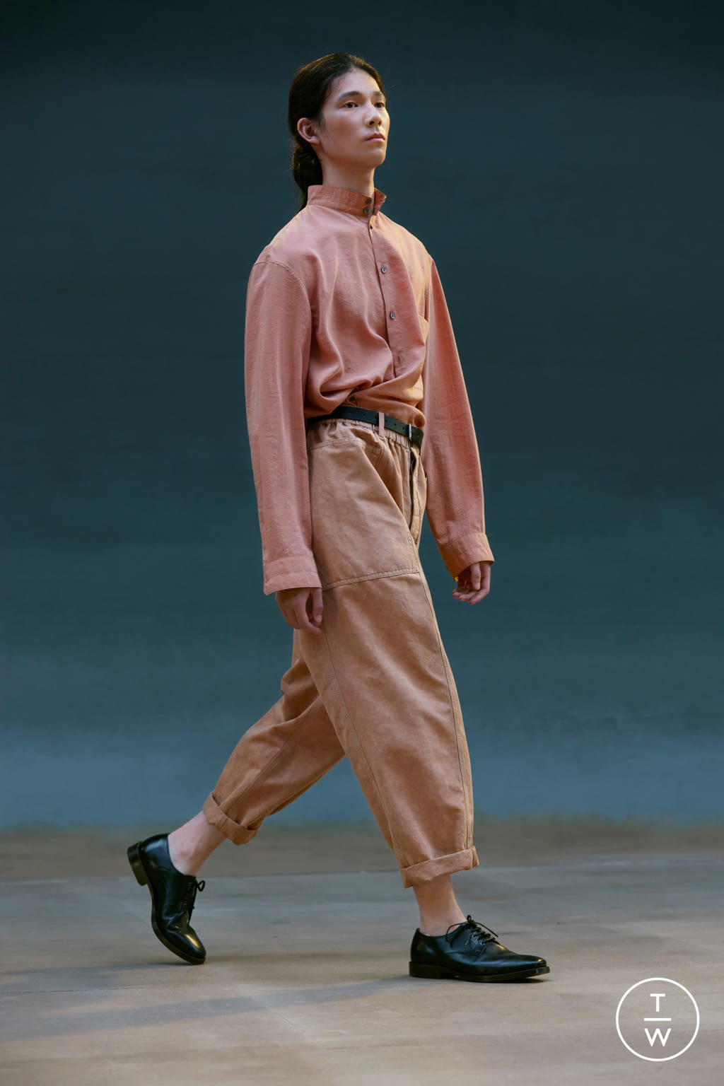 Fashion Week Paris Spring/Summer 2022 look 34 from the Lemaire collection 男装