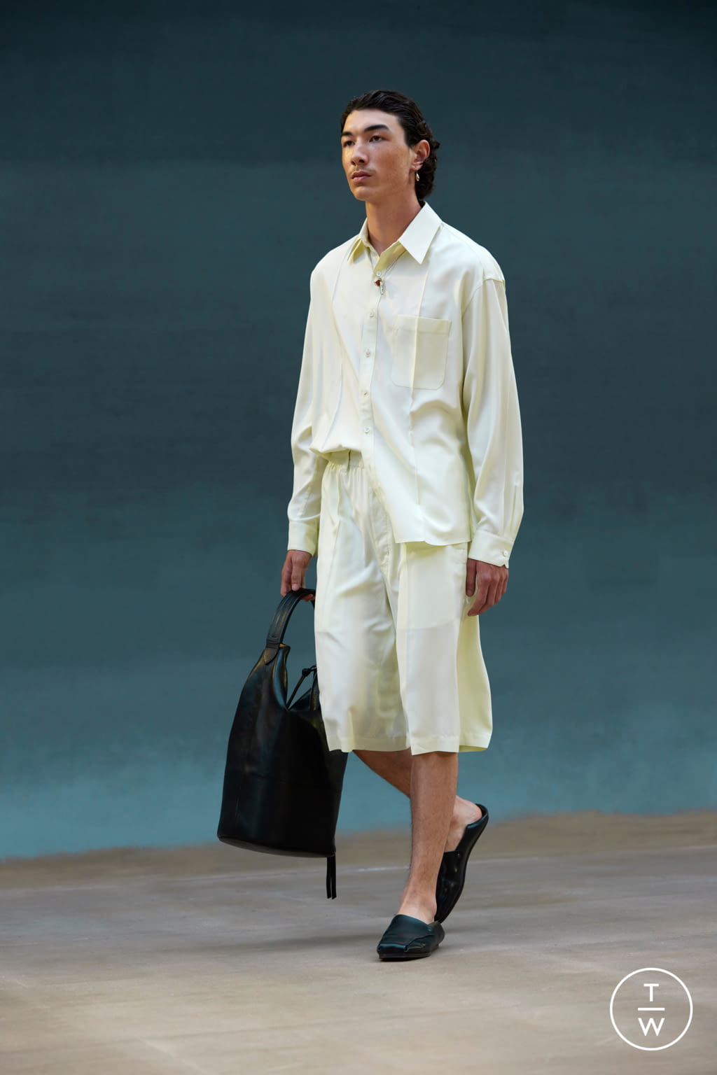 Fashion Week Paris Spring/Summer 2022 look 52 from the Lemaire collection 男装