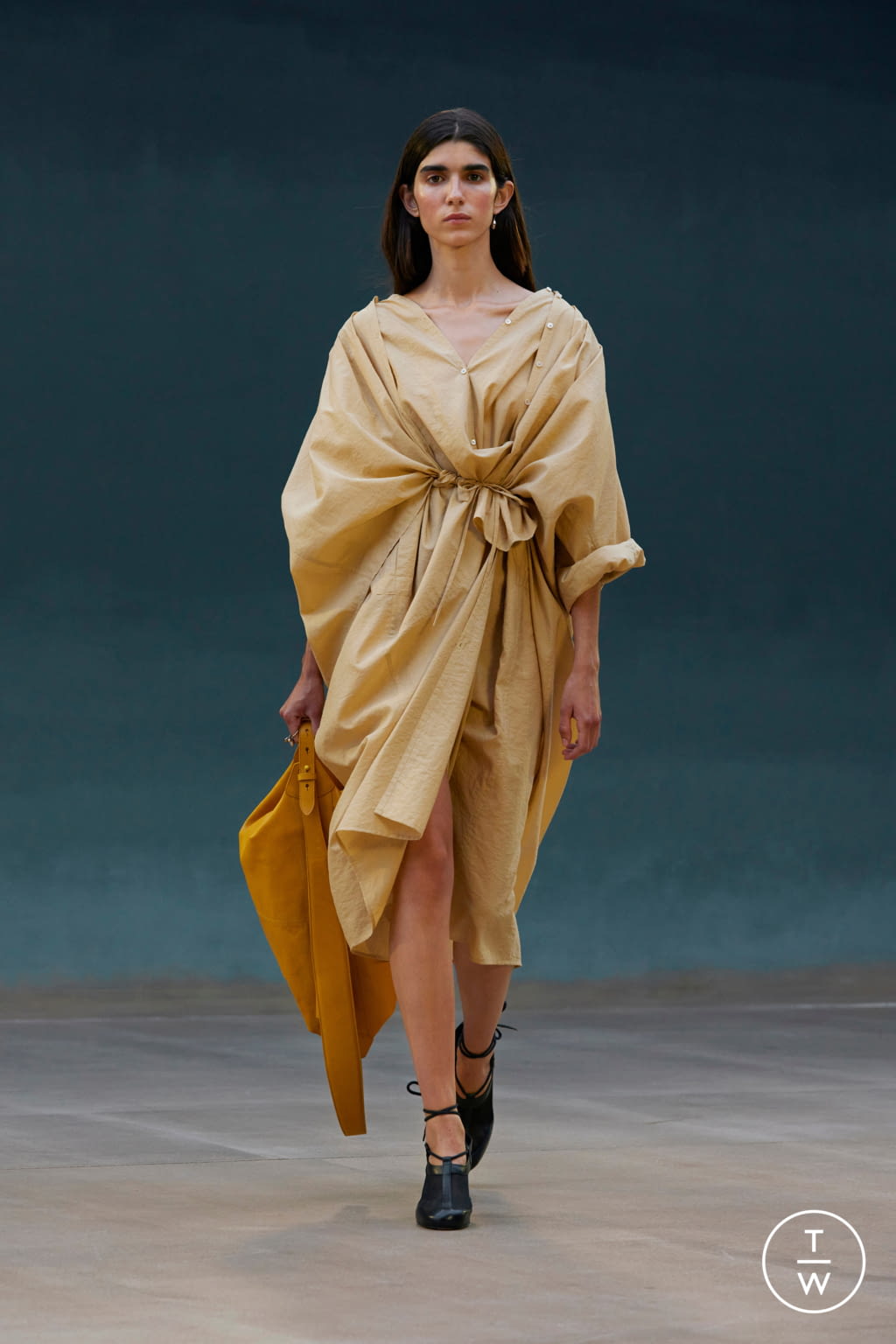 Fashion Week Paris Spring/Summer 2022 look 56 de la collection Lemaire menswear