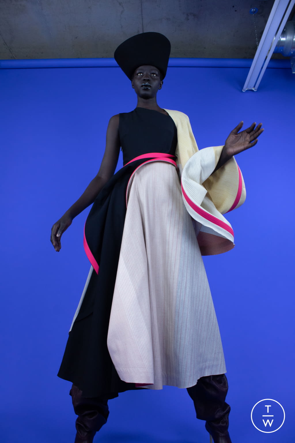 Fashion Week London Spring/Summer 2022 look 1 from the Roksanda collection womenswear