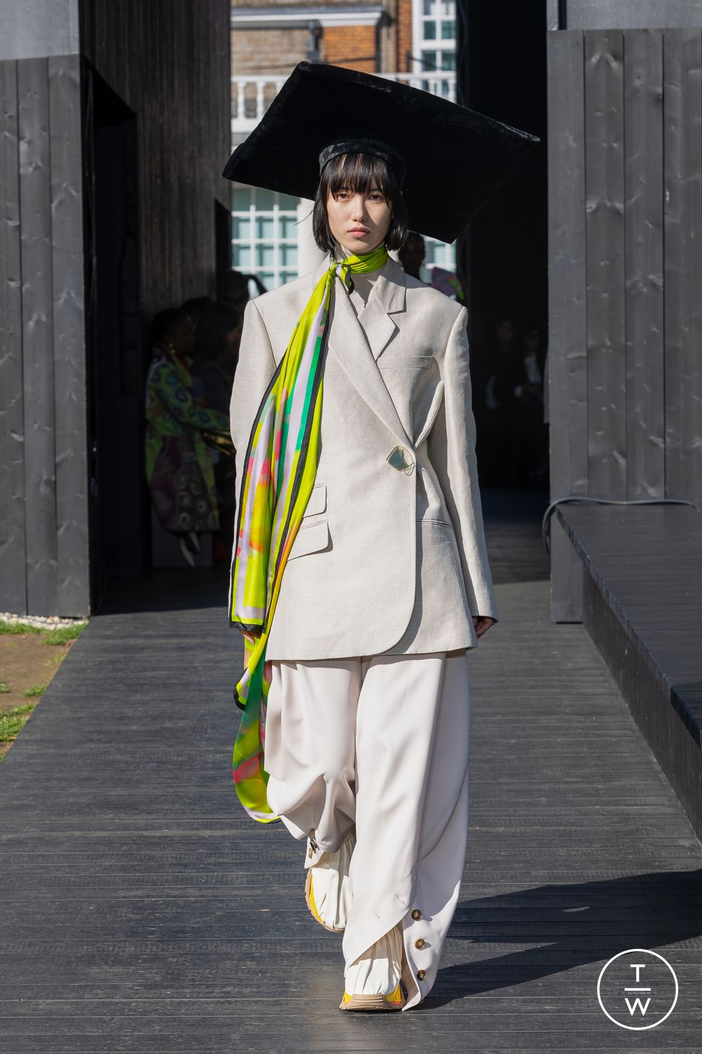 Fashion Week London Spring/Summer 2023 look 13 from the Roksanda collection 女装