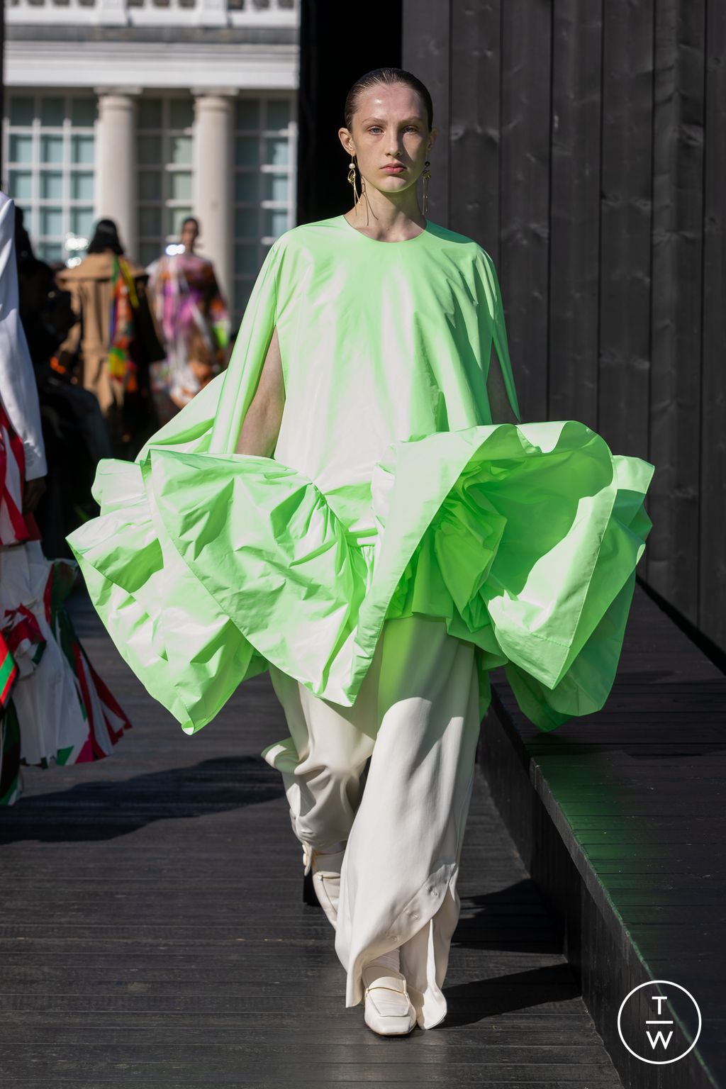 Fashion Week London Spring/Summer 2023 look 18 from the Roksanda collection 女装