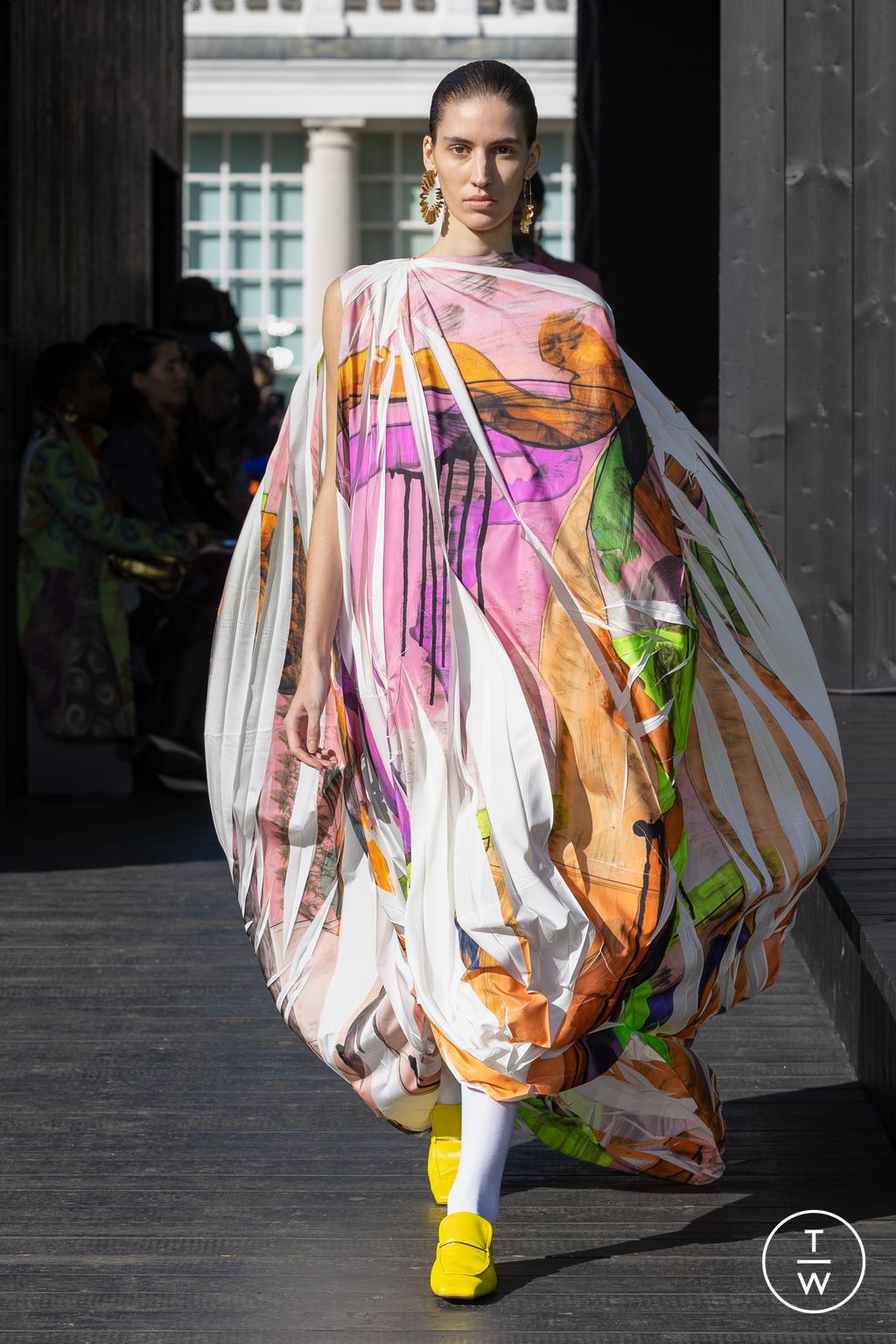 Fashion Week London Spring/Summer 2023 look 21 from the Roksanda collection 女装